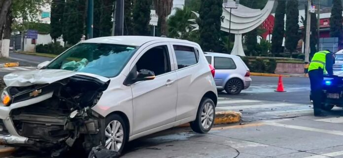 Chocan dos autos sobre avenida Camelinas, Morelia