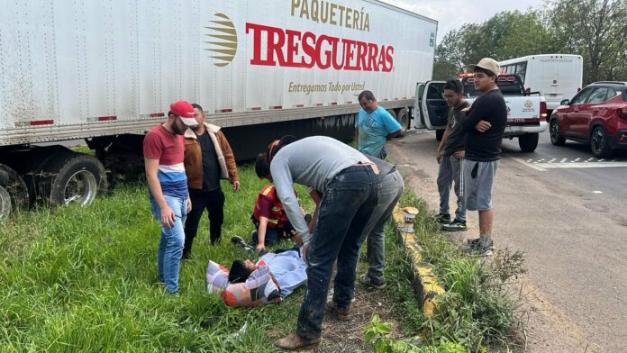 Tractocamión choca contra camellón en la Morelia-Pátzcuaro