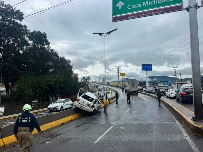 Tractocamiones chocan auto y lo proyectan contra muro divisorio en Morelia