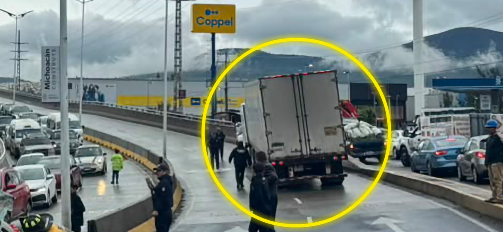 Tractocamiones chocan auto y lo proyectan contra muro divisorio en Morelia
