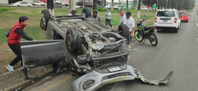 Vuelca vehículo en Libramiento Norte de Morelia