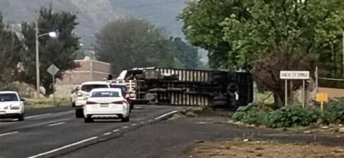 Vuelca tráiler en la Tarímbaro-Zinapécuaro