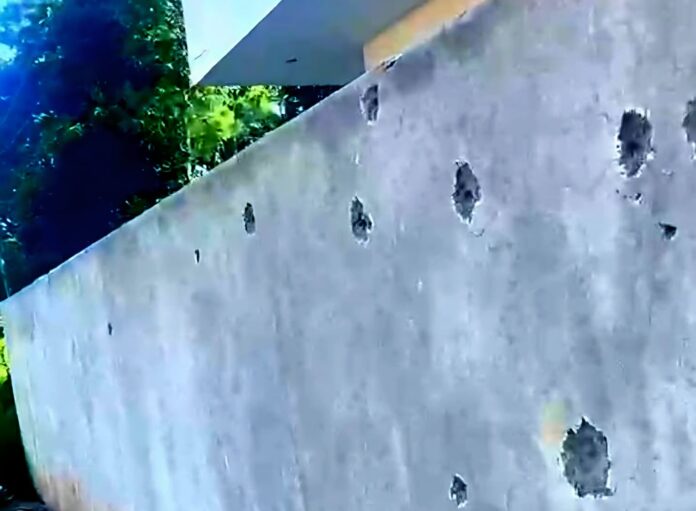 Rafaguean caseta policial y patrulla en Tingüindín; un policía herido