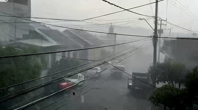 Aguacero, rayos y fuertes vientos, en Uruapan
