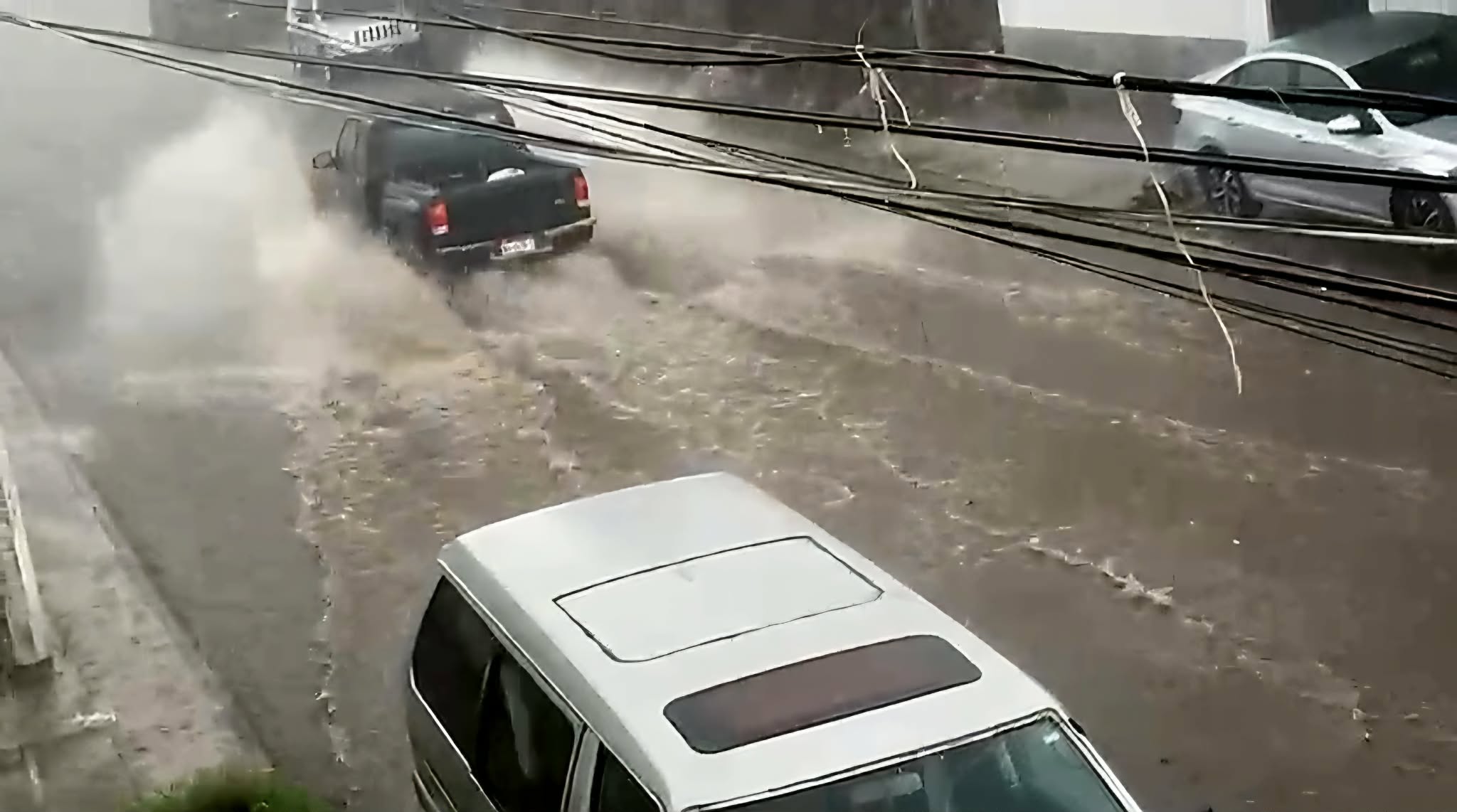 Aguacero, rayos y fuertes vientos, en Uruapan