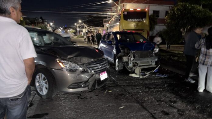 Autobús sin frenos choca contra vehículos en Uruapan