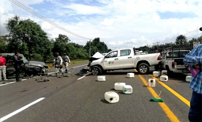 Dos heridos en aparatoso choque de camionetas, Uruapan