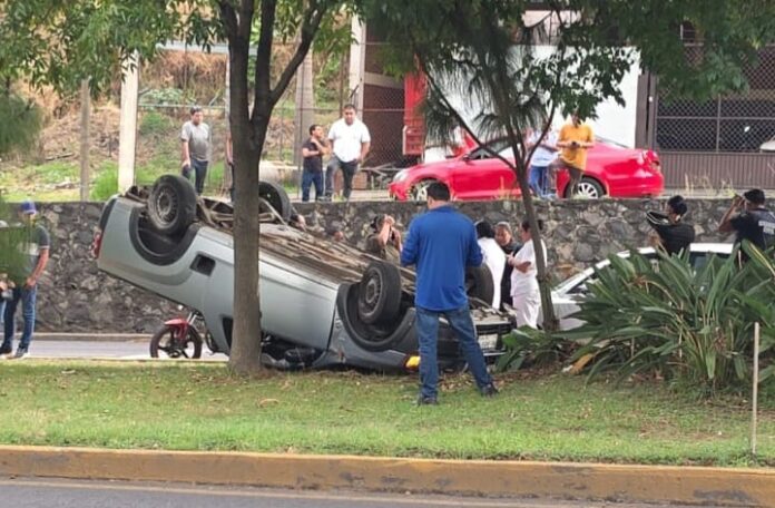 Fallecen dos alumnas de la UNICLA al volcar su camioneta, Uruapan