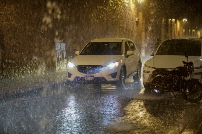 Viento, truenos y lluvia marcaron la noche en el Histórico de Morelia