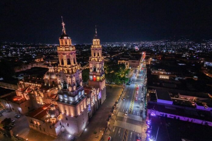 El Centro Histórico se vive con otro ritmo esta noche