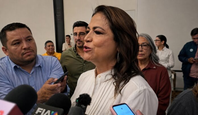 *Fabiola Alanís rechaza que existan perfiles “palomeados” en Morena Michoacán* Benjamín Álvarez Morelia, Michoacán.- La diputada local, Fabiola Alanís Sámano, aseguró que dentro de Morena no existe ninguna candidatura definida de manera anticipada para la gubernatura de Michoacán y sostuvo que el proceso se resolverá exclusivamente mediante encuestas, por lo que rechazó las versiones que señalan la existencia de perfiles previamente “palomeados” por la dirigencia nacional. La legisladora afirmó que durante las reuniones recientes con la dirigencia nacional del partido se dejó claro que el único mecanismo para designar a quien encabezará la coordinación de los comités de defensa de la Cuarta Transformación será la medición demoscópica. “No hay otro método, no hay otra forma, no hay amiguitismo, no hay favoritismo, no hay otra cosa que no sea la encuesta”, declaró. Alanís explicó que las evaluaciones no se limitarán únicamente al nivel de conocimiento de quienes aspiren al cargo, sino que también contemplarán otros indicadores. “Se toman en cuenta en la misma encuesta los positivos de quienes aspiran, los negativos de quienes aspiran y el nivel de conocimiento”, señaló. Indicó que la intención es identificar a quienes cuenten con mejores condiciones para representar al movimiento ante la ciudadanía, más allá de la militancia partidista. “Eso hace una fórmula en donde se permite tener a los perfiles mejor posicionados con la sociedad, más allá de Morena”, afirmó. La coordinadora parlamentaria de Morena también señaló que la dirigencia nacional estableció criterios relacionados con la trayectoria de quienes busquen participar en el proceso interno. “Aunque ganaran alguna encuesta, candidatos o candidatas que no tengan una trayectoria limpia o que tengan algún expediente abierto en cualquier instancia judicial o de procuración, no pueden ser candidatos”, sostuvo. Cuestionada sobre las versiones que colocan únicamente a ella, al senador Raúl Morón Orozco y a la secretaria de Educación, Gabriela Molina Aguilar, entre los perfiles con respaldo interno, Alanís negó que exista una definición previa. “No hay ni palomeado hasta ahorita”, respondió. La diputada señaló que las reglas para la contienda interna ya fueron planteadas por la dirigencia nacional y adelantó que el registro de aspirantes se abrirá del 22 al 25 de junio. Asimismo, indicó que la convocatoria correspondiente podría publicarse durante la última semana de este mes, por lo que pidió esperar los tiempos establecidos por el partido.