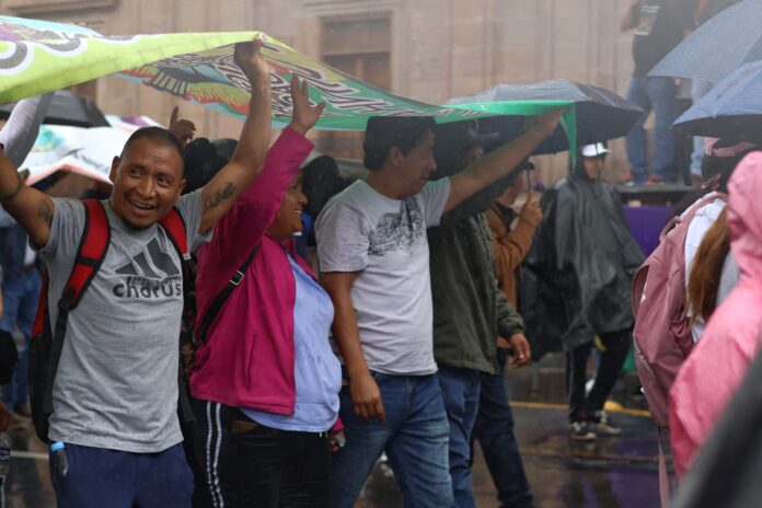 Con lluvia y sin soluciones, continúa protesta del magisterio