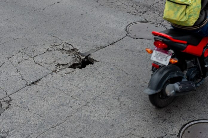 Hundimiento en la Madero pone en alerta a transeúntes Hundimiento en la Madero pone en alerta a transeúntes