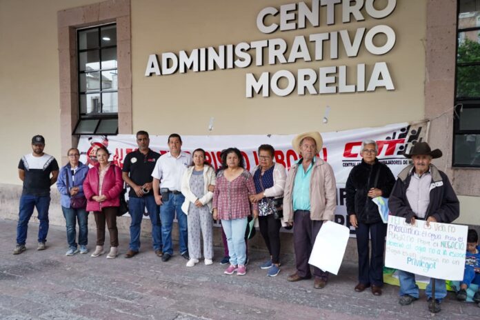 Con toma, trabajadores y habitantes exigen cuentas claras