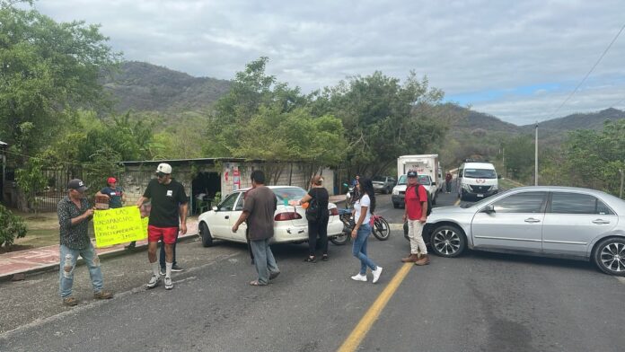 Bloqueo carretero por crisis en hospital de Tierra Caliente