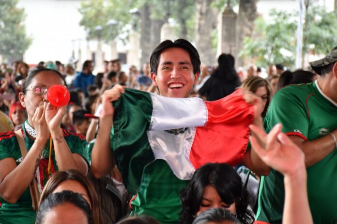 La emoción del fútbol se vivió intensamente en Pátzcuaro durante la transmisión del encuentro de la Selección Mexicana en el Jalo Futbolero