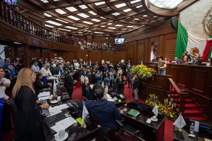 Denuncian desarme selectivo y escoltas VIP en el Congreso de Michoacán Denuncian desarme selectivo y escoltas VIP en el Congreso de Michoacán