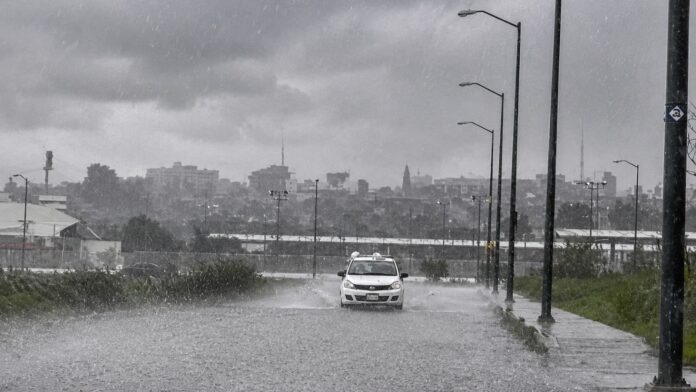 Continuarán lluvias fuertes este domingo en Michoacán