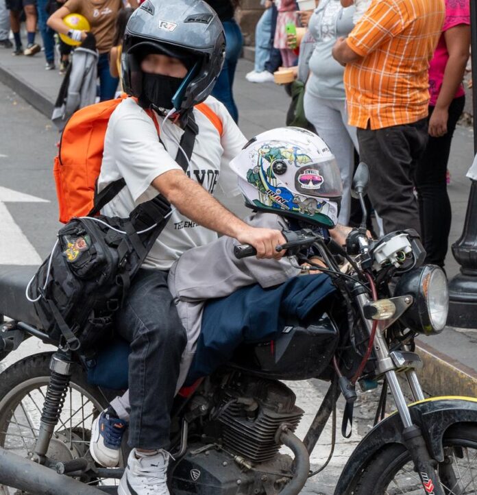 Pese a restricción, llevan a menores en motocicleta