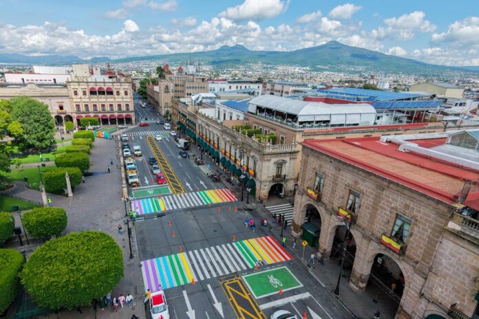 Inicia pinta de paso peatonal arcoíris en el Histórico de Morelia