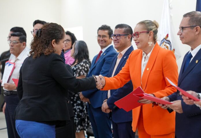 UMSNH ,Yarabí entrega nombramientos de materias definitivas UMSNH ,Yarabí entrega nombramientos de materias definitivas