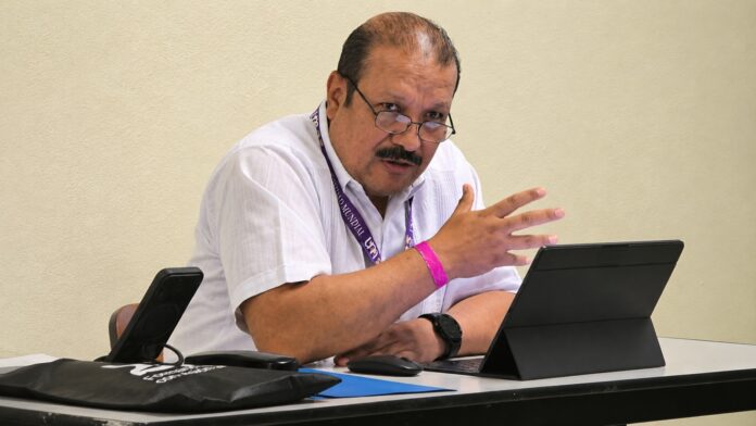 Juez federal ordena reinstalar a Carmelo Domínguez en la UMSNH
