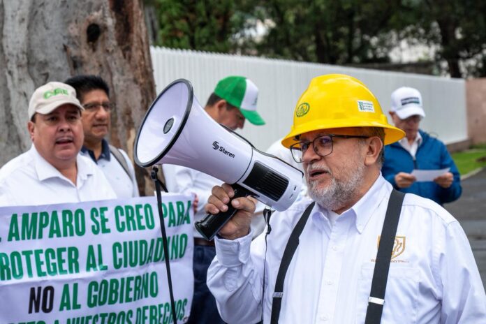 Jubilados de CFE se manifiestan en Ventura Puente