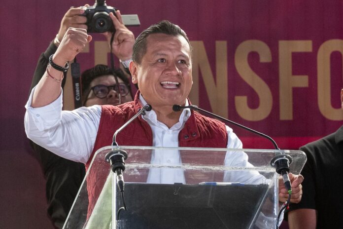 Tras registro de sus aspiraciones, Carlos Torres Piña pisa el acelerador