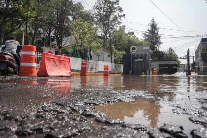 Entre charcos y baches, así quedo la Fiscalía con las lluvias