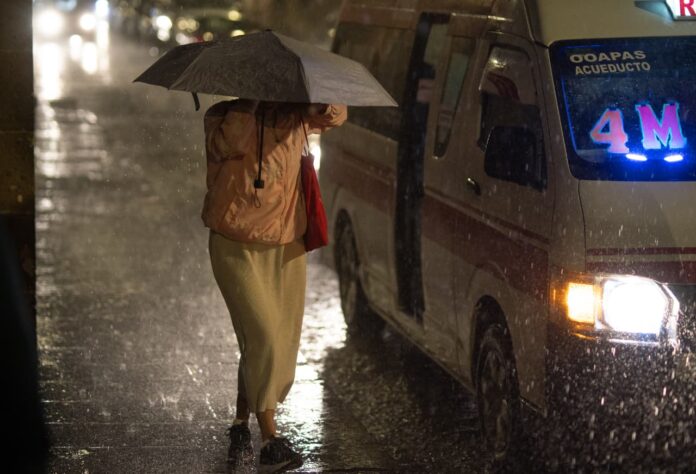 Diluvio sorprende a Morelia tras un día soleado