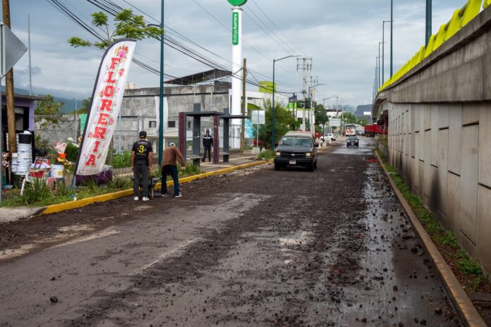 Vecinos limpian lodo tras inundación en Paso Las Catrinas