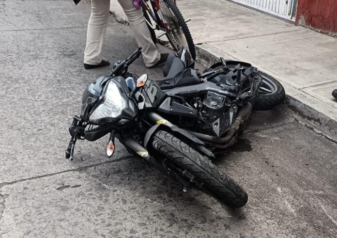 Motociclista herido tras ser embestido por camioneta, Zamora