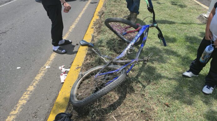 Ciclista presuntamente se lanza contra auto y resulta herido