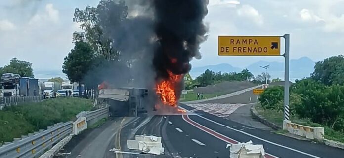 Arde tractocamión en la México-Guadalajara, Zinapécuaro