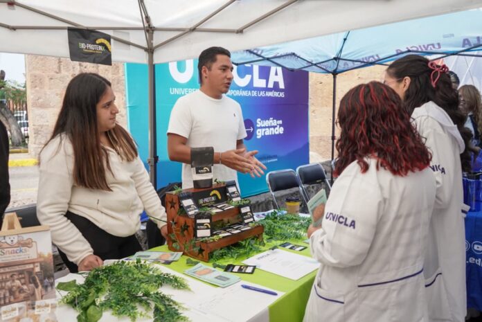Estudiantes de UNICLA presentan proyectos en feria de emprendimiento