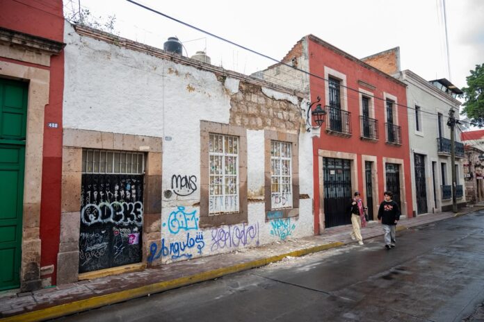 Crece riesgo en Centro de Morelia; desprendimientos en fachada de casona