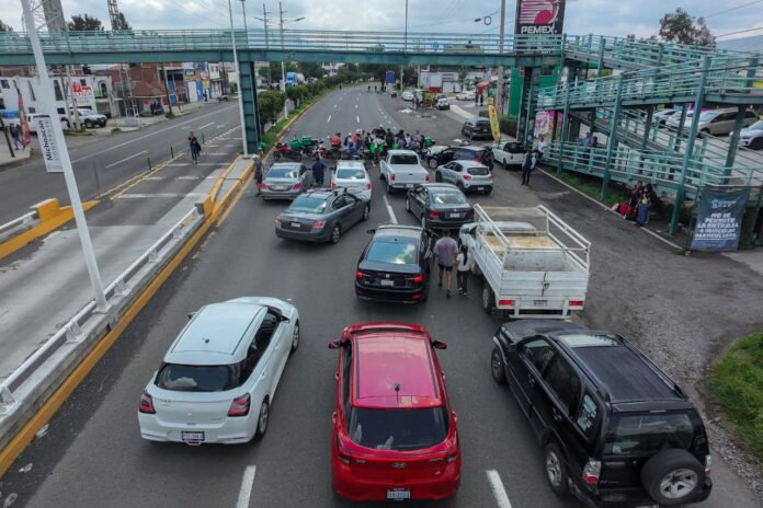 Moto repartidores bloquean el Libramiento de Morelia tras muerte de compañero Moto repartidores bloquean el Libramiento de Morelia tras muerte de compañero