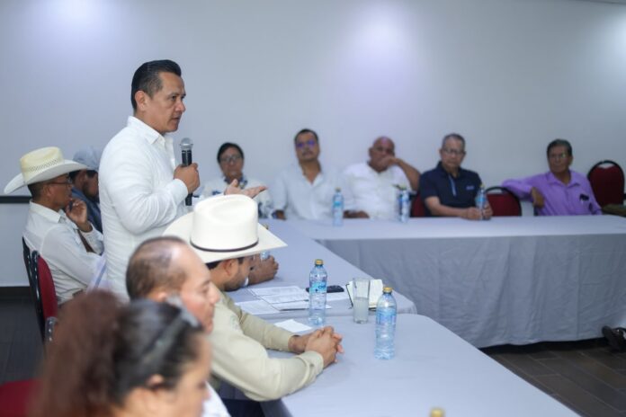 Torres Piña recoge demandas de sectores productivos en gira por Lázaro Cárdenas