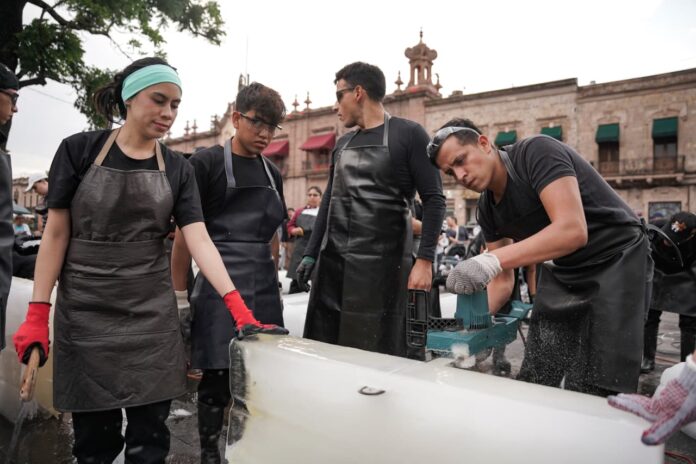 Motosierras, hielo y arte; universitarios esculpen en vivo en el Centro de Morelia