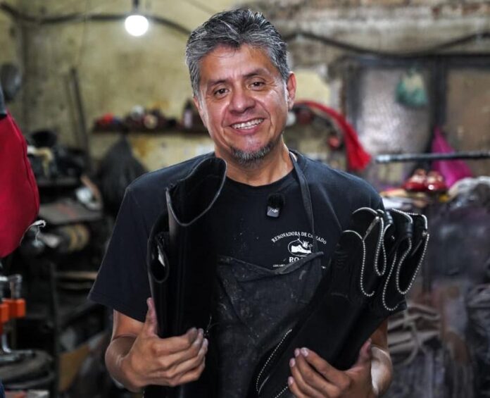 El arte de revivir suelas: 40 años de la Renovadora de Zapatos Rojas El arte de revivir suelas: 40 años de la Renovadora de Zapatos Rojas