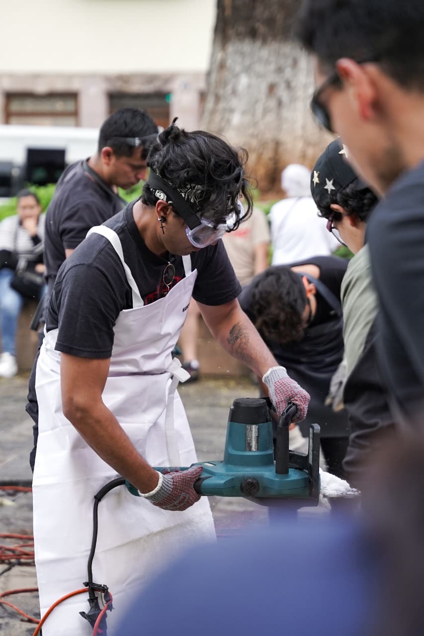 Motosierras, hielo y arte; universitarios esculpen en vivo en el Centro de Morelia