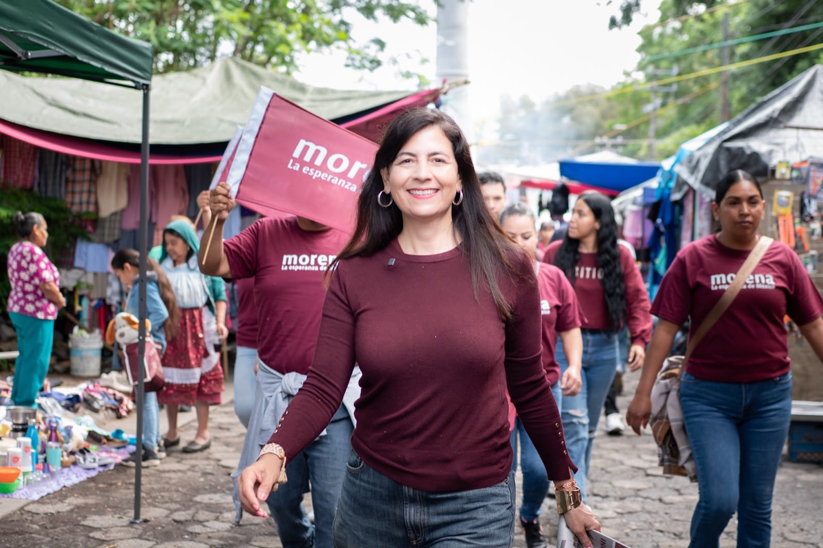 Gaby Molina recorre Uruapan; comparte logros de la 4T con familias y comerciantes