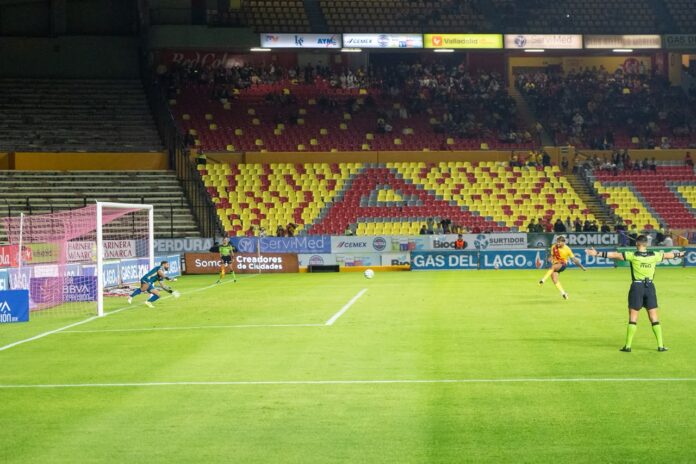 Canarios remontan y vencen a Cancún en emocionante debut