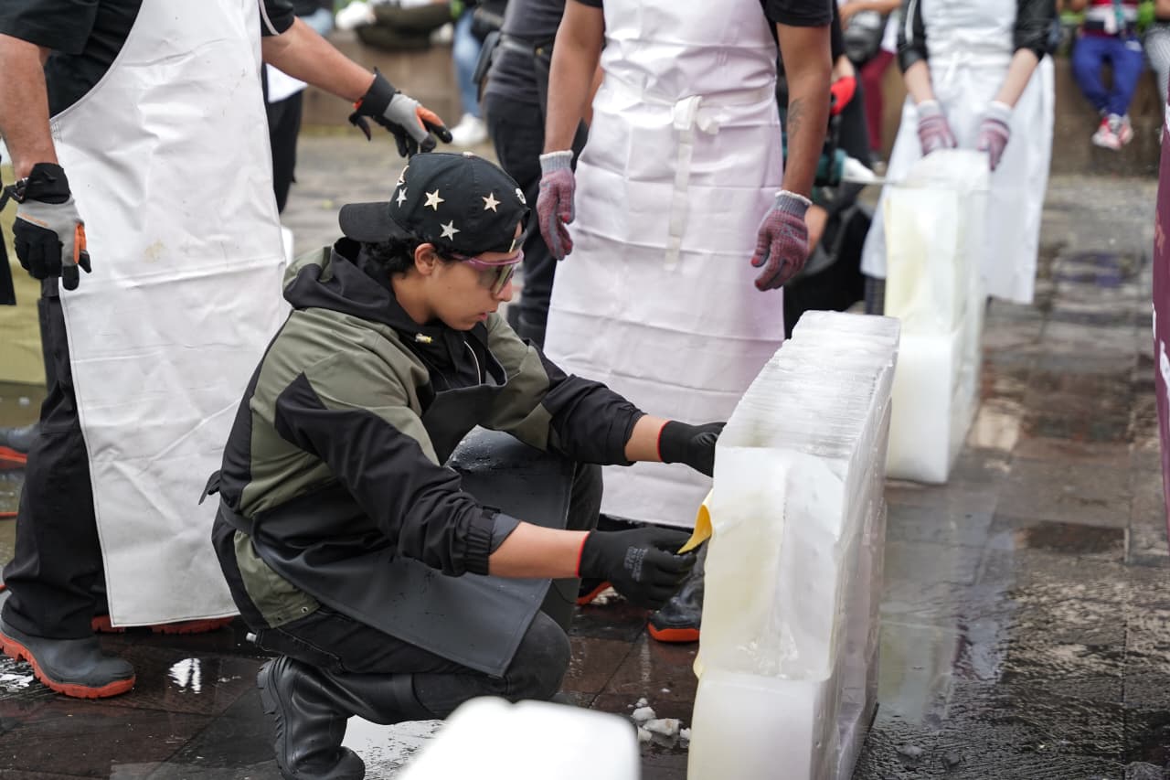 Motosierras, hielo y arte; universitarios esculpen en vivo en el Centro de Morelia