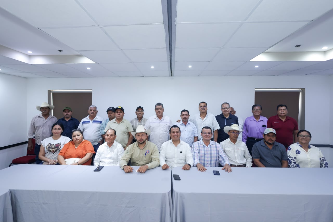 Torres Piña recoge demandas de sectores productivos en gira por Lázaro Cárdenas