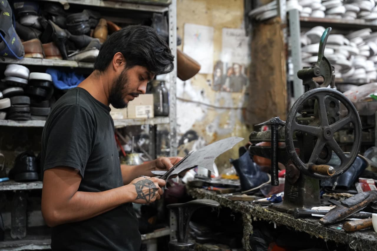 El arte de revivir suelas: 40 años de la Renovadora de Zapatos Rojas