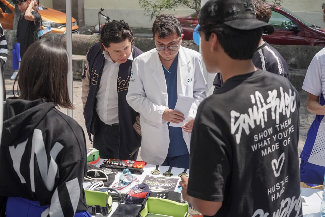 Estudiantes de UNICLA presentan proyectos en feria de emprendimiento