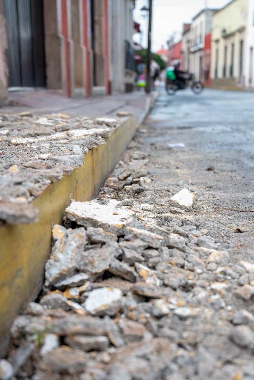 Crece riesgo en Centro de Morelia; desprendimientos en fachada de casona