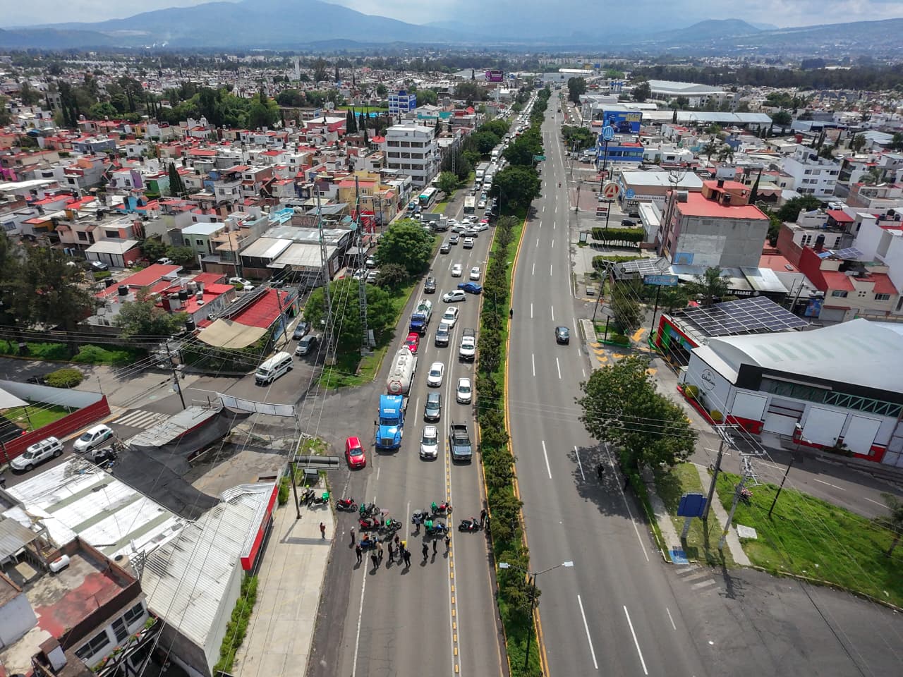 Moto repartidores bloquean el Libramiento de Morelia tras muerte de compañero