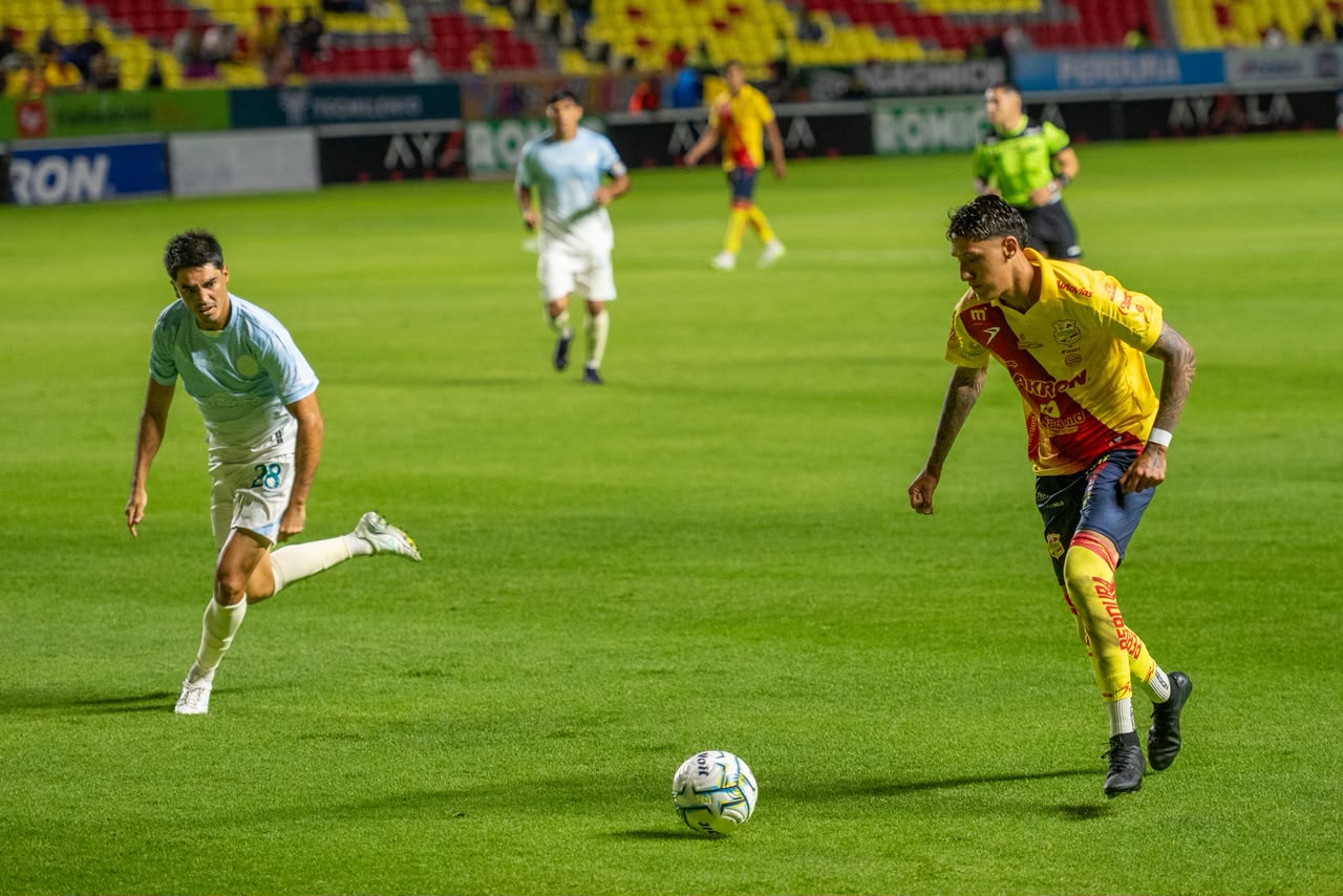 Canarios remontan y vencen a Cancún en emocionante debut
